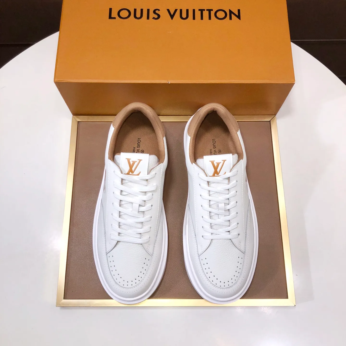 Factory batch 640💰original development, quality shipment, welcome to compare - LV sneaker series sports shoes introduce the loose silhouette of the ready-to-wear series into the spring and summer men's wear shows and make an eye-catching appearance. The cow leather upper is combined with rough fabric laces, and colorful beading highlights the brand's classic elements. LV letters mark the tongue and Monogram floral outsole. Mixed materials Made of top-grain cowhide, thick shoelace design, large Monogram print on the side, mesh lining and cotton feet, the comfort is as extreme as ever, premium heritage, quality first, worth owning! Size: Men’s 38-45 (45 is custom-made and cannot be returned or exchanged)